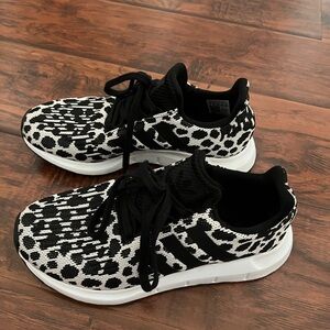 ✨Adidas size 7 women’s cheetah print tennis shoes